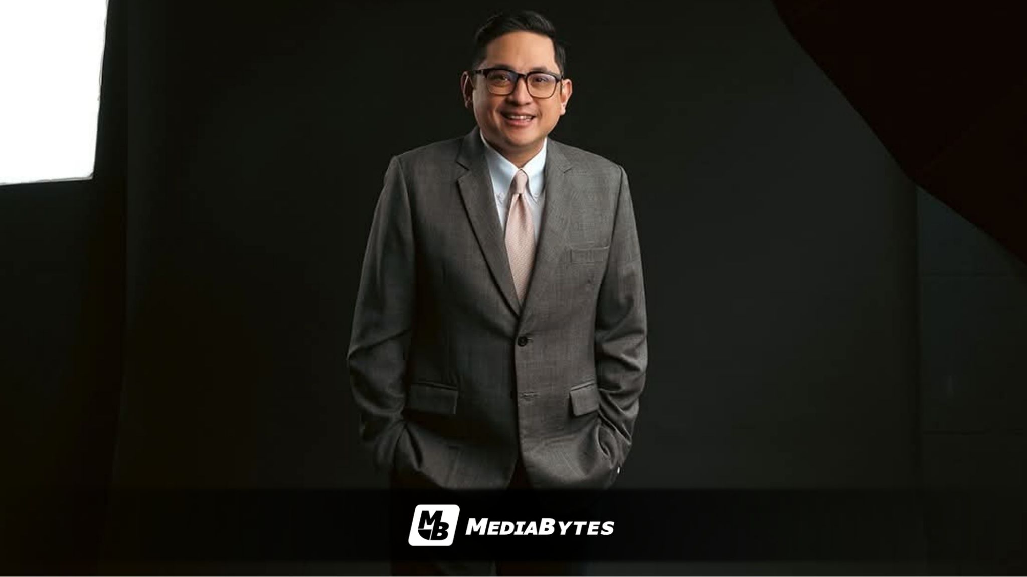 MAVERICK OF THE YEAR: BAM AQUINO HONORED BY ESQUIRE PH